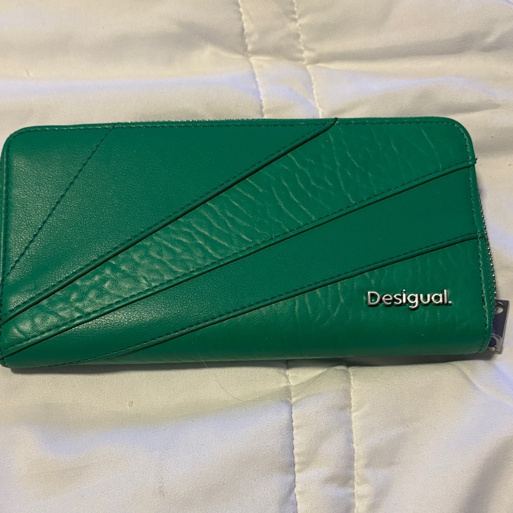 NWOT Desigual Green Wallet